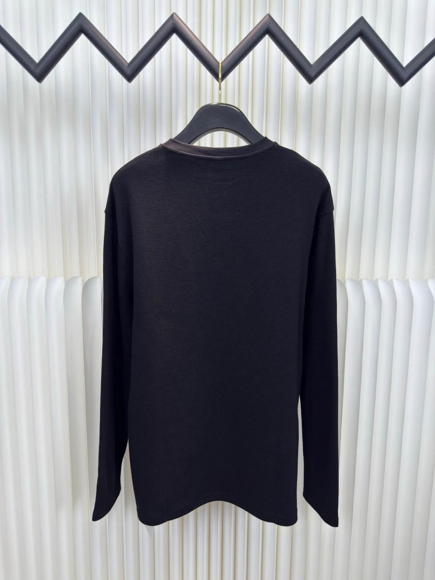P400 Chrome Hear leather henley collar waffle sweatshirt. The fabric is made of 350g cotton waffle double-layer material before washing (to distinguish low-weight, cut corners and non-pure cotton market products). The silver buckles and scrolls are made of antique bronze and real silver (the material has reached 300+ quality in the market). The leather label is still made of genuine imported lambskin. The most important thing is the hand-sewn leather (the cost is high when it comes to manual work). A lot of effort has been put into the fabric, hardware and craftsmanship. The top quality in the market. The industry benchmark is only owned by a few people. Size S M L